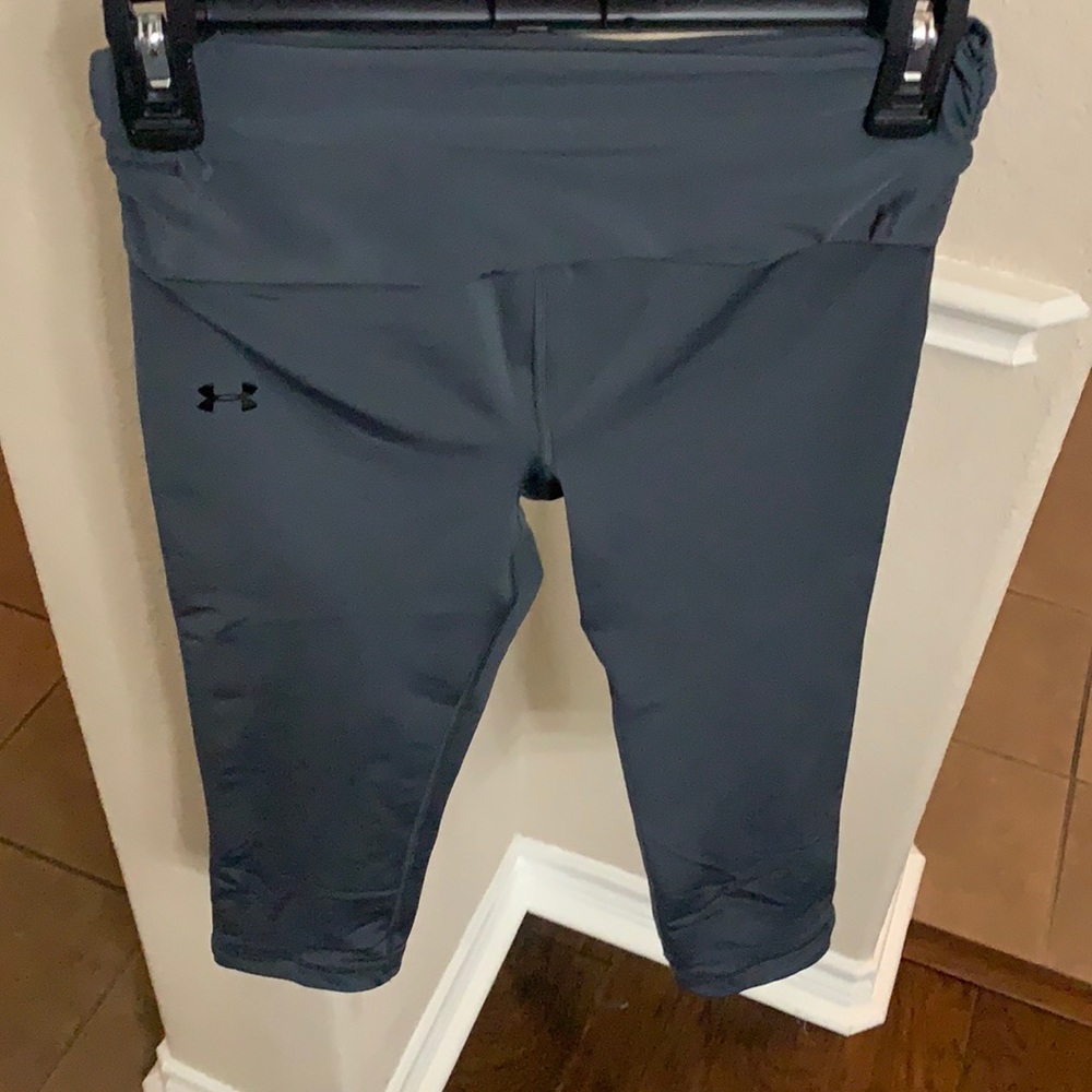 Under Armour heat gear gray athletic capri leggings pants Size S